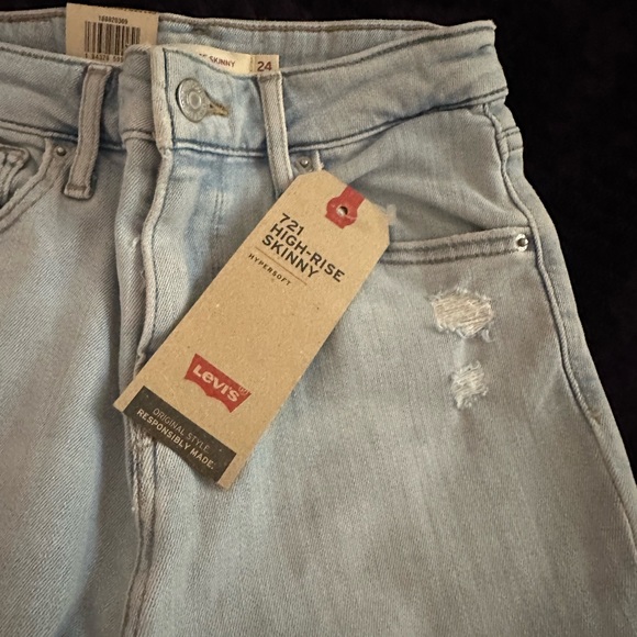 Levi NWT. Distressed skinny jeans. - Picture 3 of 6